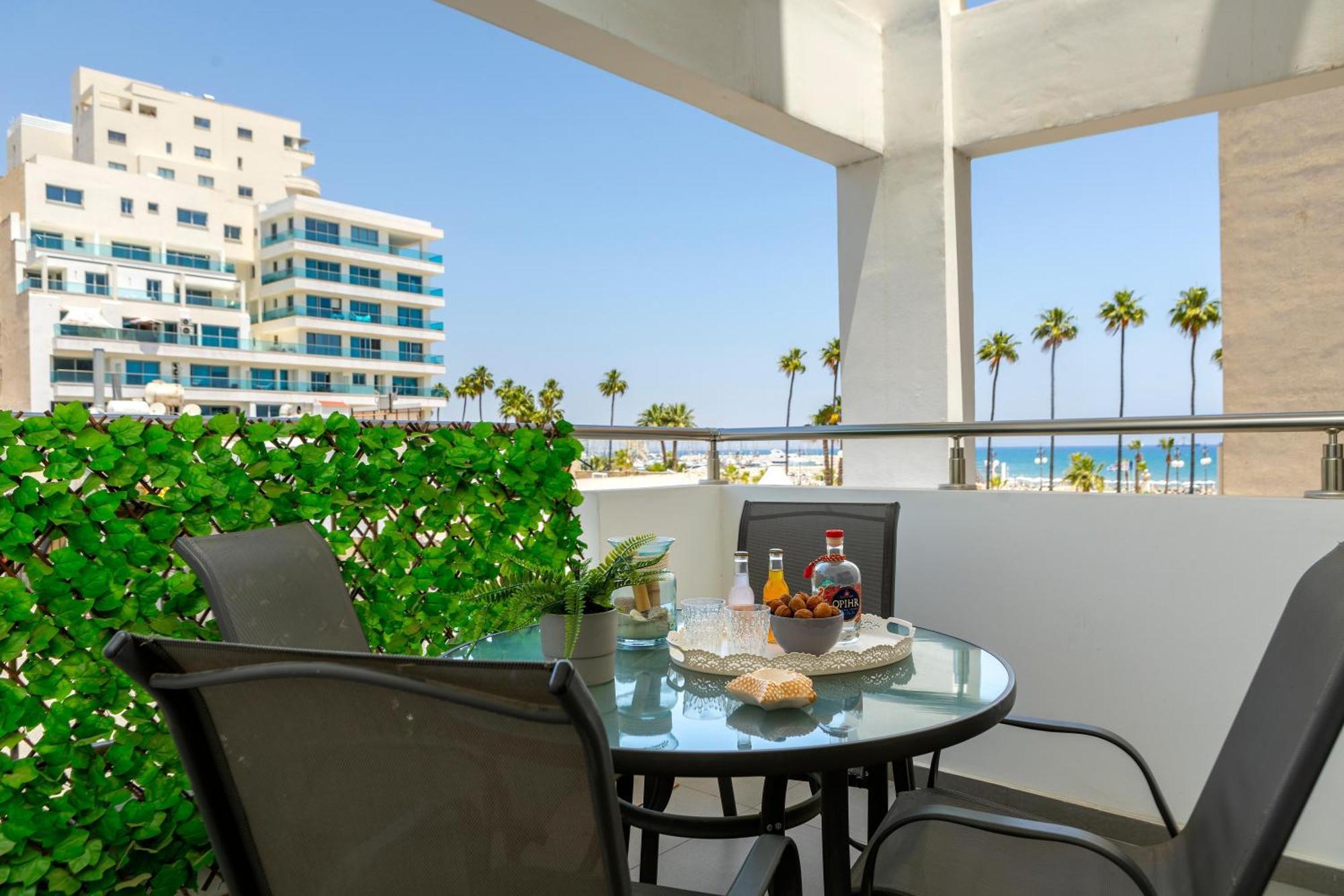 Airbnsea Centre Apts * Larnaca